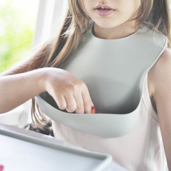 Слинявчик MinikOiOi Basics-Bib силіконовий 100 (Powder Grey) (101020054) зображення 3