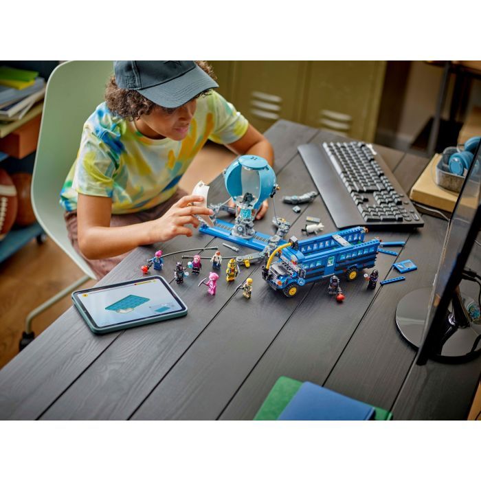 Конструктор LEGO Fortnite Battle Bus (77073) зображення 12