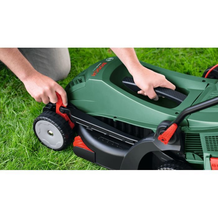 Газонокосарка Bosch UniversalRotak 37-555 1400Вт, 37см, 40л, 27-50мм, 15.5кг (0.600.8A6.501) зображення 6