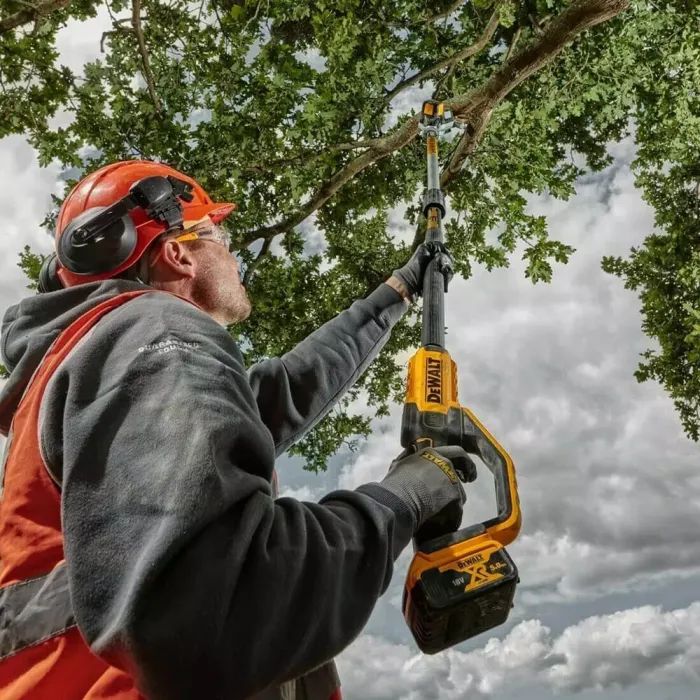 Ланцюгова пила DeWALT висоторіз 18V, 5Ah, довжина шини 20 см (DCMPS567P1) зображення 8