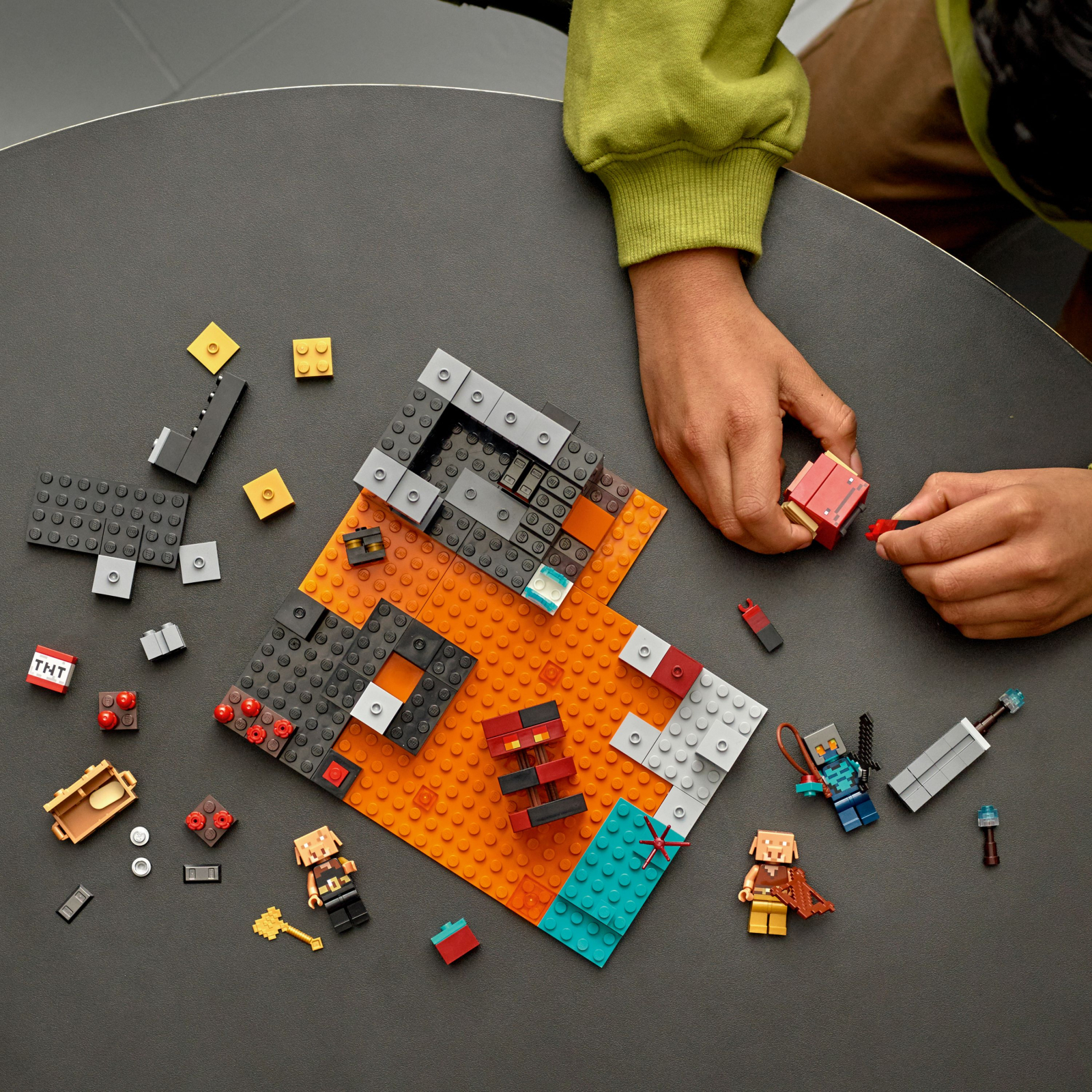 Конструктор LEGO Minecraft Бастион Нижнего мира (21185) изображение 5