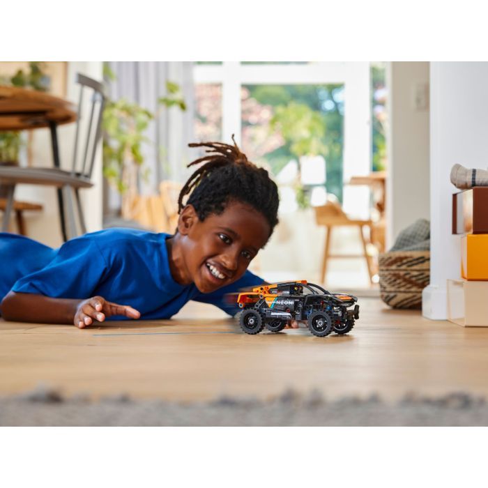 Конструктор LEGO Technic Автомобиль для гонок NEOM McLaren Extreme E 252 деталей (42166) изображение 7
