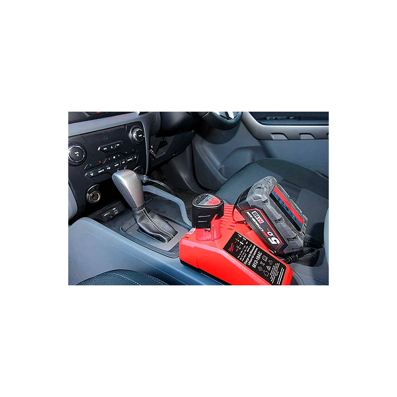 Зарядное устройство для аккумуляторов инструмента Milwaukee M12-18 AC 12В, автомобильный (4932459205) изображение 5