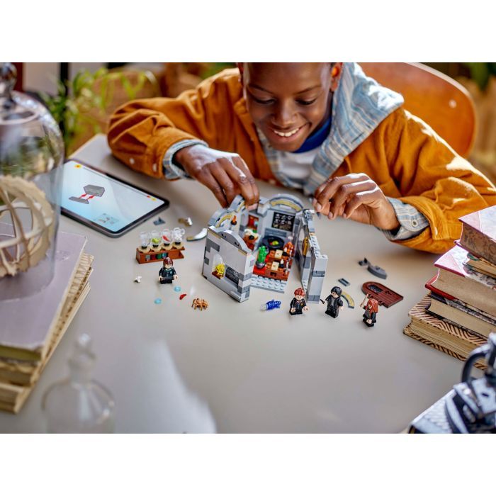 Конструктор LEGO Harry Potter Замок Хогвартс: Урок зельеварения (76431) изображение 10