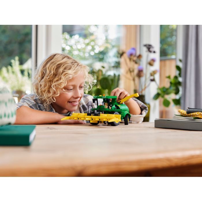 Конструктор LEGO Technic Кормоуборочный комбайн John Deere 9700 559 деталей (42168) изображение 7