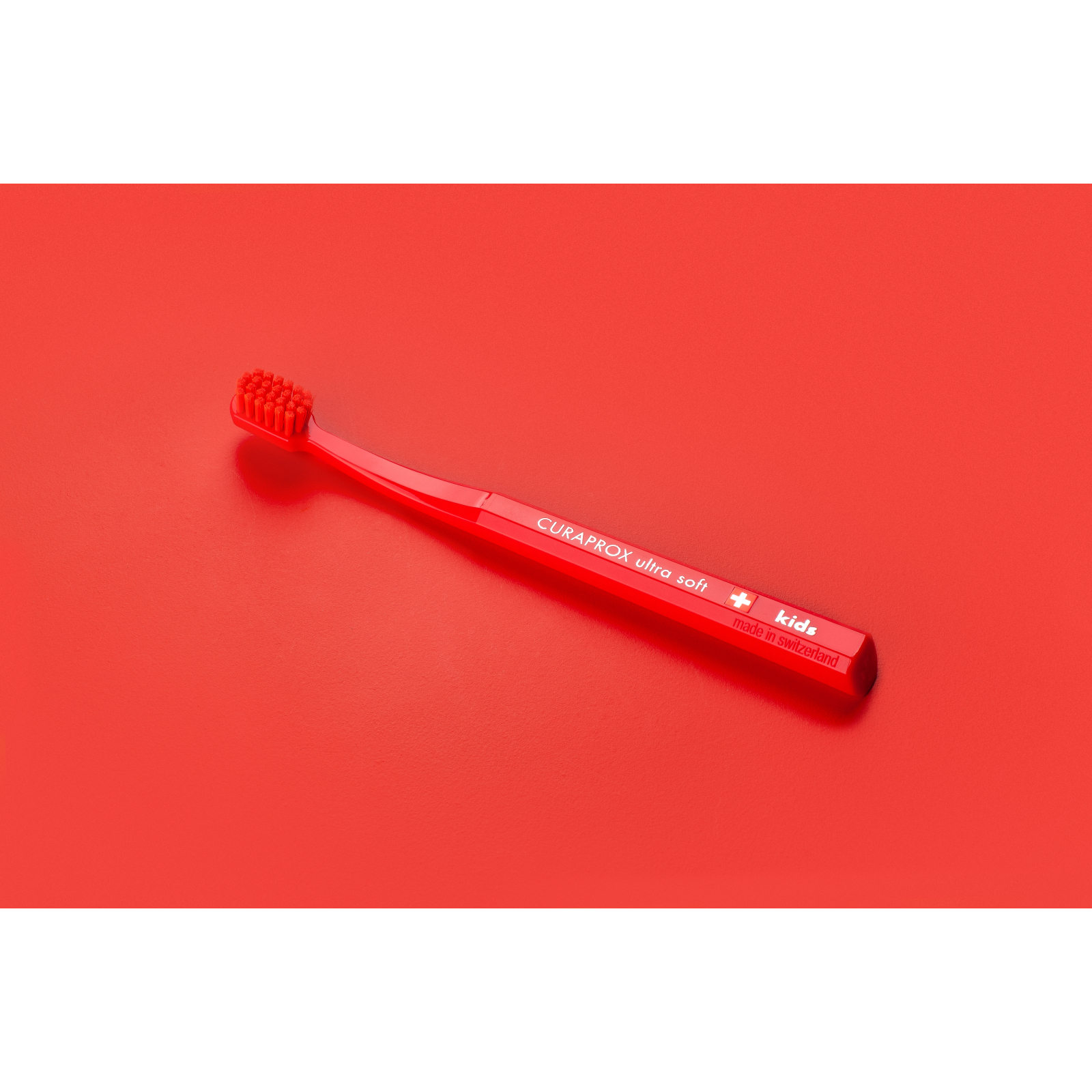 Детская зубная щетка Curaprox CS Kids ультрамягкая d 0.09 мм (4-12 лет) Красный (CS Kids-06) изображение 2