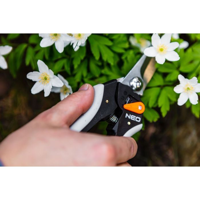 Секатор Neo Tools плоскостной, d реза 6мм, 210мм, 184г (15-208) изображение 6