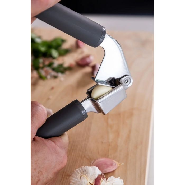 Прес для часнику KitchenAid Coreline 19 см сірий (KAS132OHCGG) зображення 9