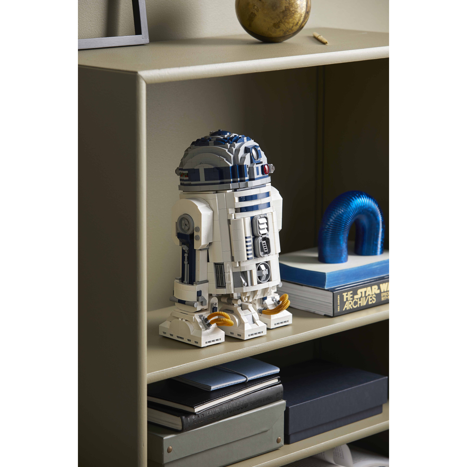 Конструктор LEGO Star Wars R2-D2 2314 деталей (75308) изображение 11