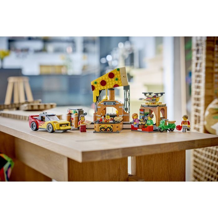Конструктор LEGO City Доставка піци з різними транспортними засобами (60496) зображення 12