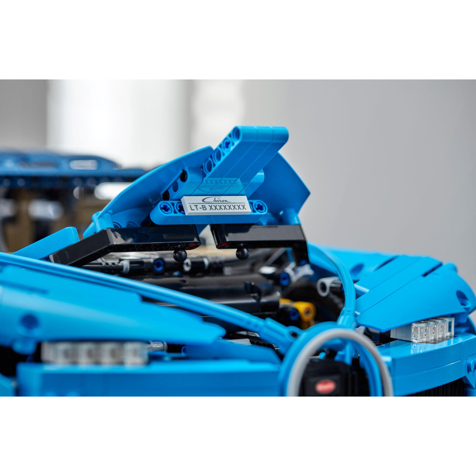 Конструктор LEGO Автомобиль Bugatti Chiron 3599 деталей (42083) изображение 10