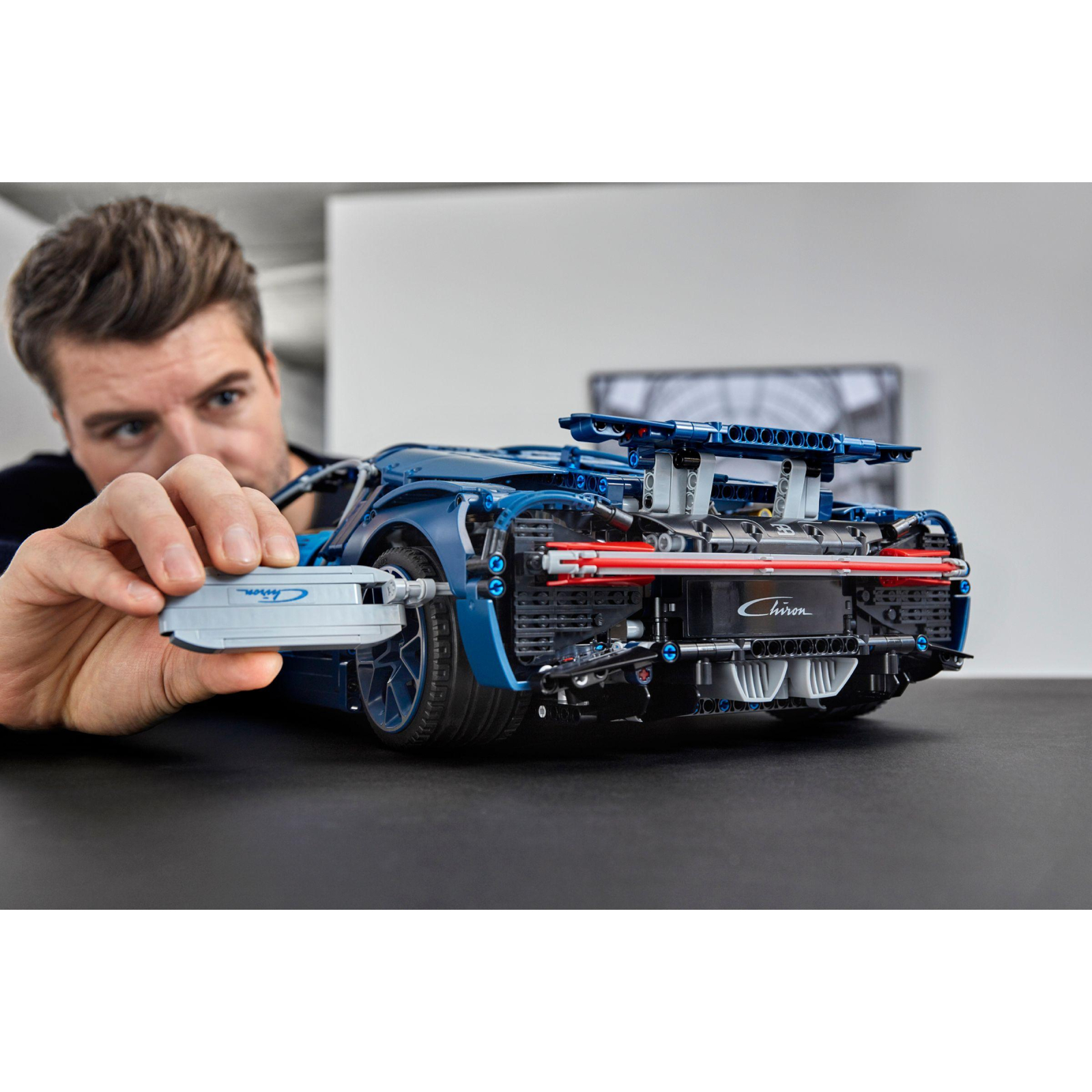 Конструктор LEGO Автомобиль Bugatti Chiron 3599 деталей (42083) изображение 6