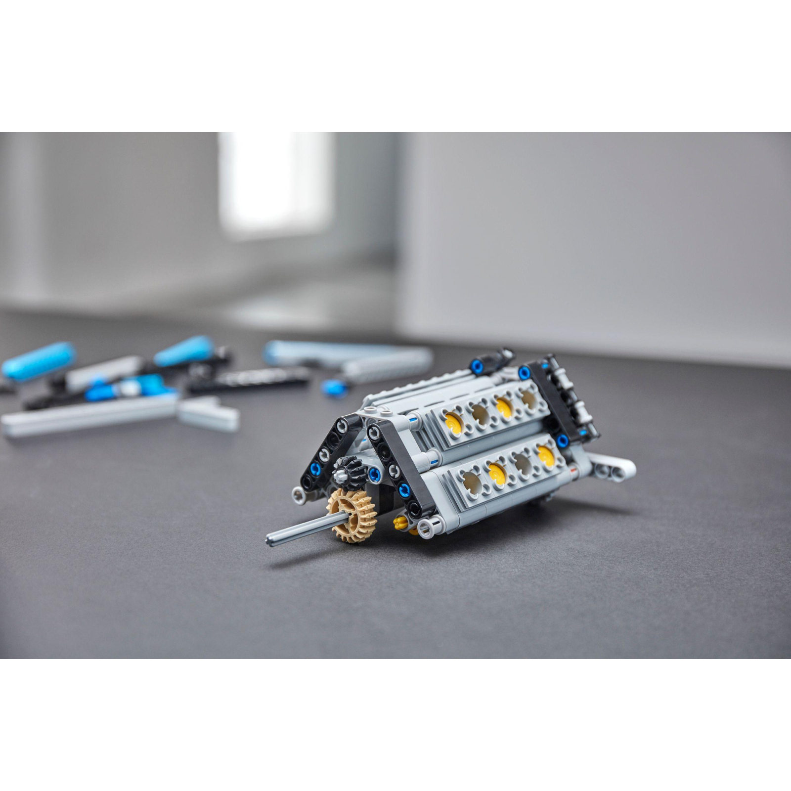 Конструктор LEGO Автомобиль Bugatti Chiron 3599 деталей (42083) изображение 7