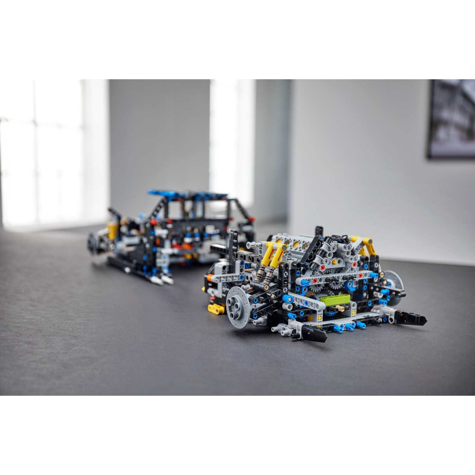 Конструктор LEGO Автомобиль Bugatti Chiron 3599 деталей (42083) изображение 8
