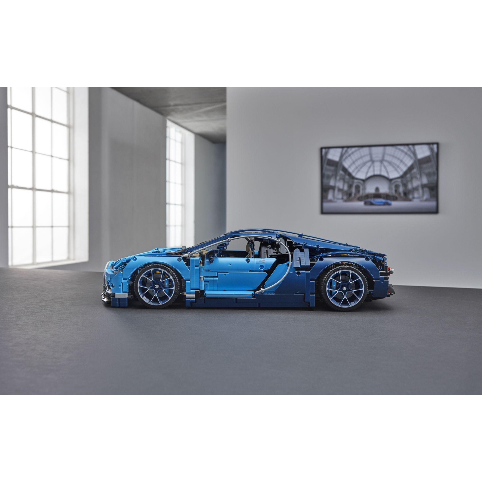 Конструктор LEGO Автомобиль Bugatti Chiron 3599 деталей (42083) изображение 9