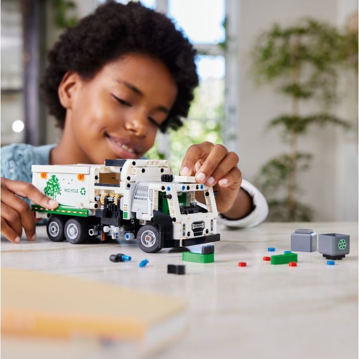 Конструктор LEGO Technic Сміттєвоз Mack LR Electric 503 деталей (42167) зображення 9