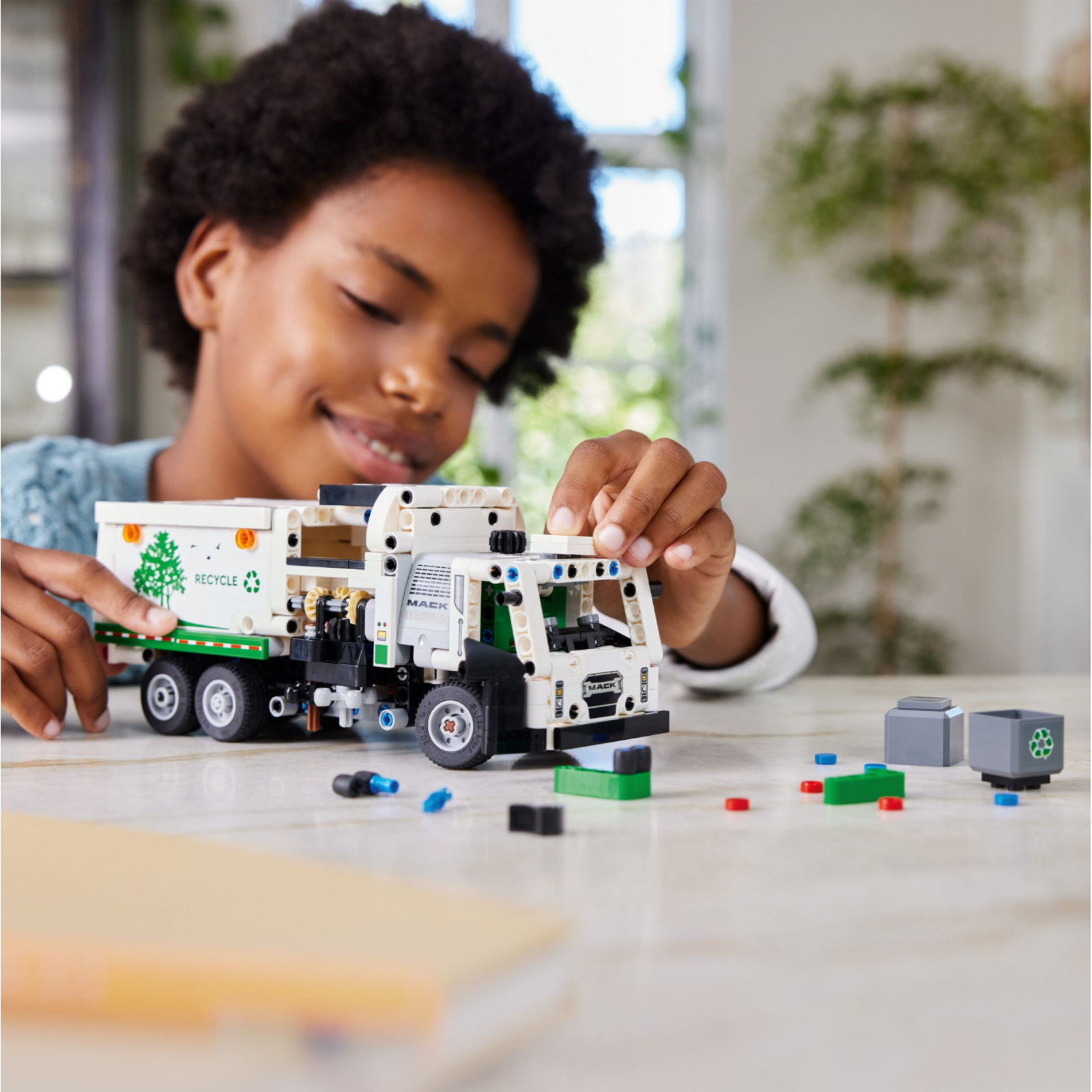 Конструктор LEGO Technic Сміттєвоз Mack LR Electric 503 деталей (42167) зображення 9