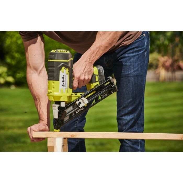Цвяхозабивач Ryobi ONE+ R15GN18-0 18V, цвяхи 24-64мм, 3.1кг (без АКБ та ЗП) (5133005297) зображення 2 Цвяхозабивач Ryobi ONE+ R15GN18-0 18V, цвяхи 24-64мм, 3.1кг (без АКБ та ЗП) (5133005297) зображення 2