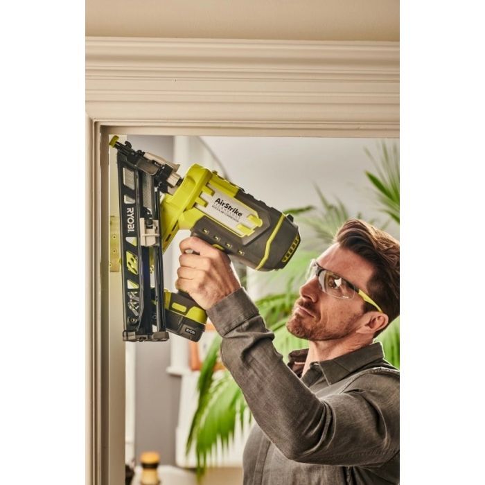 Цвяхозабивач Ryobi ONE+ R15GN18-0 18V, цвяхи 24-64мм, 3.1кг (без АКБ та ЗП) (5133005297) зображення 4 Цвяхозабивач Ryobi ONE+ R15GN18-0 18V, цвяхи 24-64мм, 3.1кг (без АКБ та ЗП) (5133005297) зображення 4