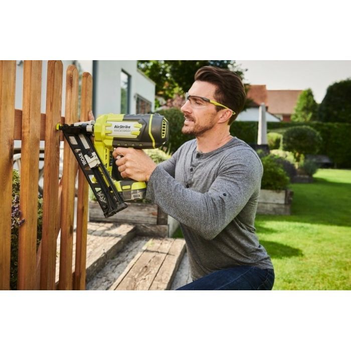 Цвяхозабивач Ryobi ONE+ R15GN18-0 18V, цвяхи 24-64мм, 3.1кг (без АКБ та ЗП) (5133005297) зображення 5 Цвяхозабивач Ryobi ONE+ R15GN18-0 18V, цвяхи 24-64мм, 3.1кг (без АКБ та ЗП) (5133005297) зображення 5
