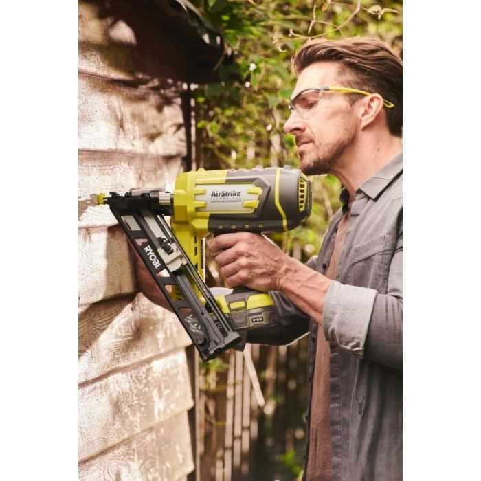 Цвяхозабивач Ryobi ONE+ R15GN18-0 18V, цвяхи 24-64мм, 3.1кг (без АКБ та ЗП) (5133005297) зображення 7 Цвяхозабивач Ryobi ONE+ R15GN18-0 18V, цвяхи 24-64мм, 3.1кг (без АКБ та ЗП) (5133005297) зображення 7