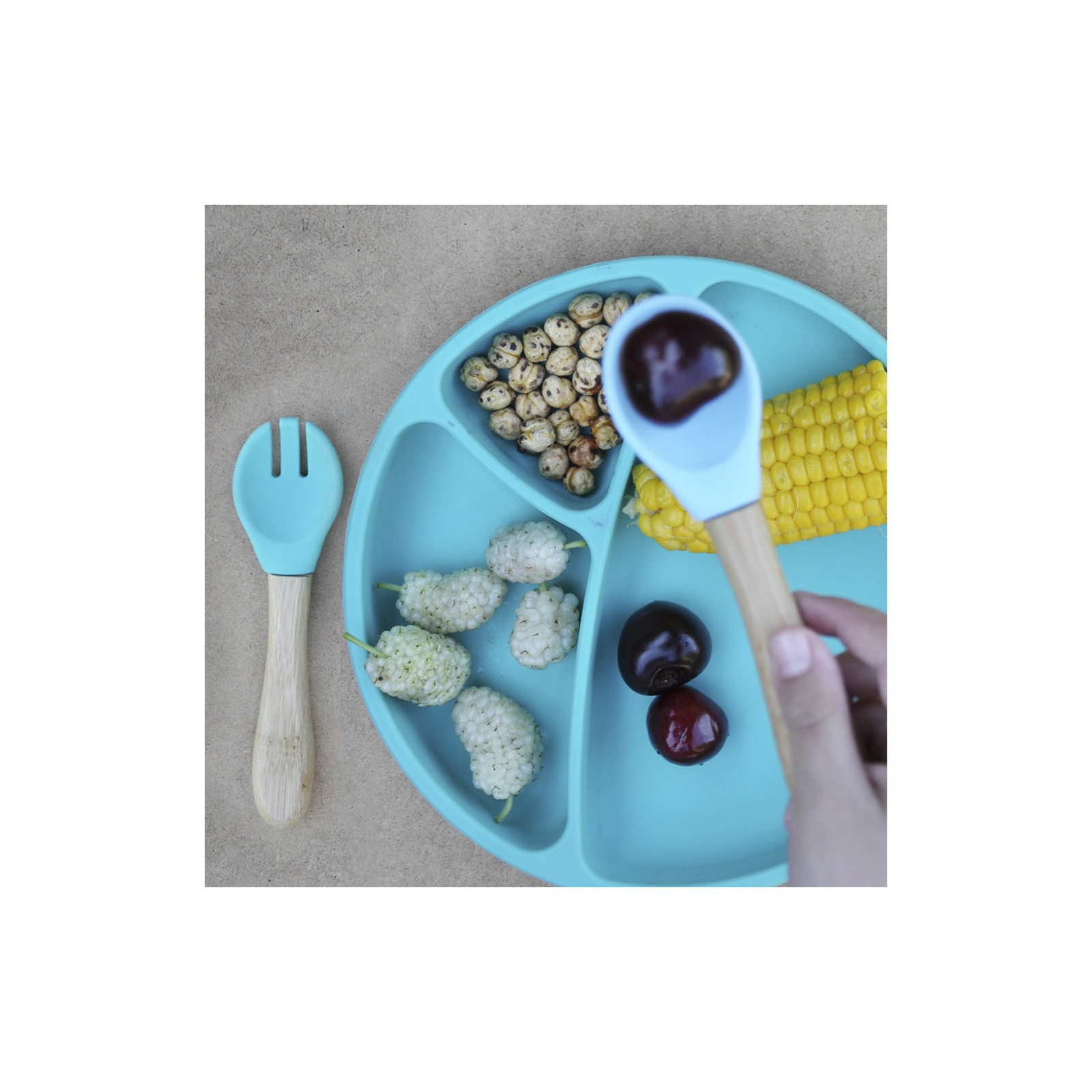 Набір дитячого посуду MinikOiOi Dig In - Powder Grey ложка та виделка силіконові (101060057) зображення 6