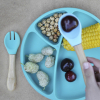 Набір дитячого посуду MinikOiOi Dig In - Powder Grey ложка та виделка силіконові (101060057) зображення 4