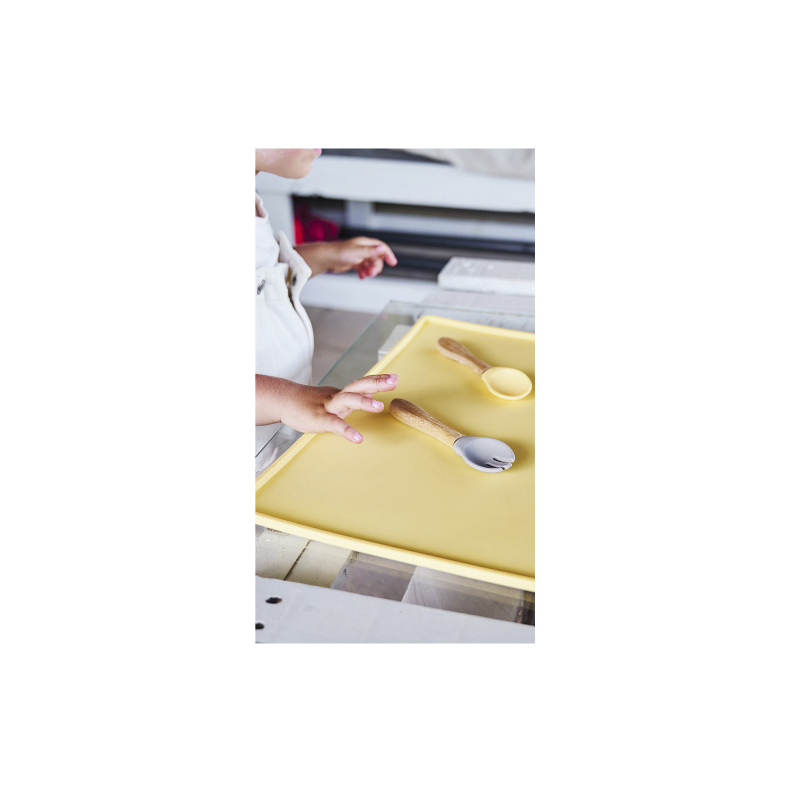 Набір дитячого посуду MinikOiOi Dig In - Powder Grey ложка та виделка силіконові (101060057) зображення 5