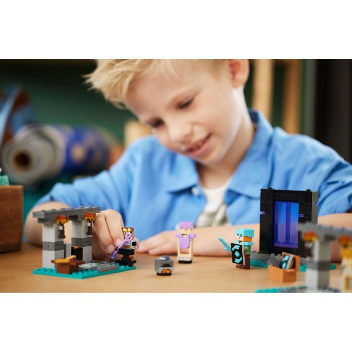 Конструктор LEGO Minecraft Оружейная мастерская 203 деталей (21252) изображение 10