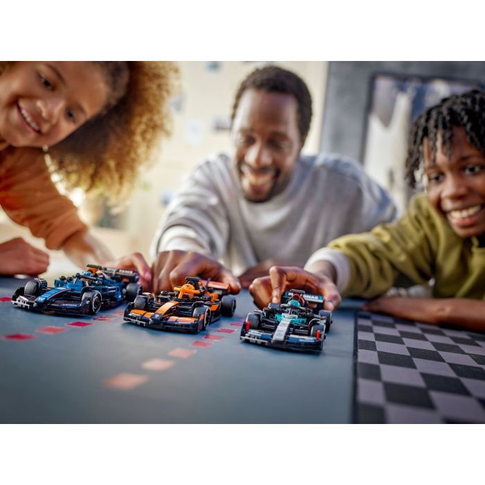 Конструктор LEGO Speed Champions Автомобіль для перегонів McLaren F1 Team MCL38 (77251) зображення 11
