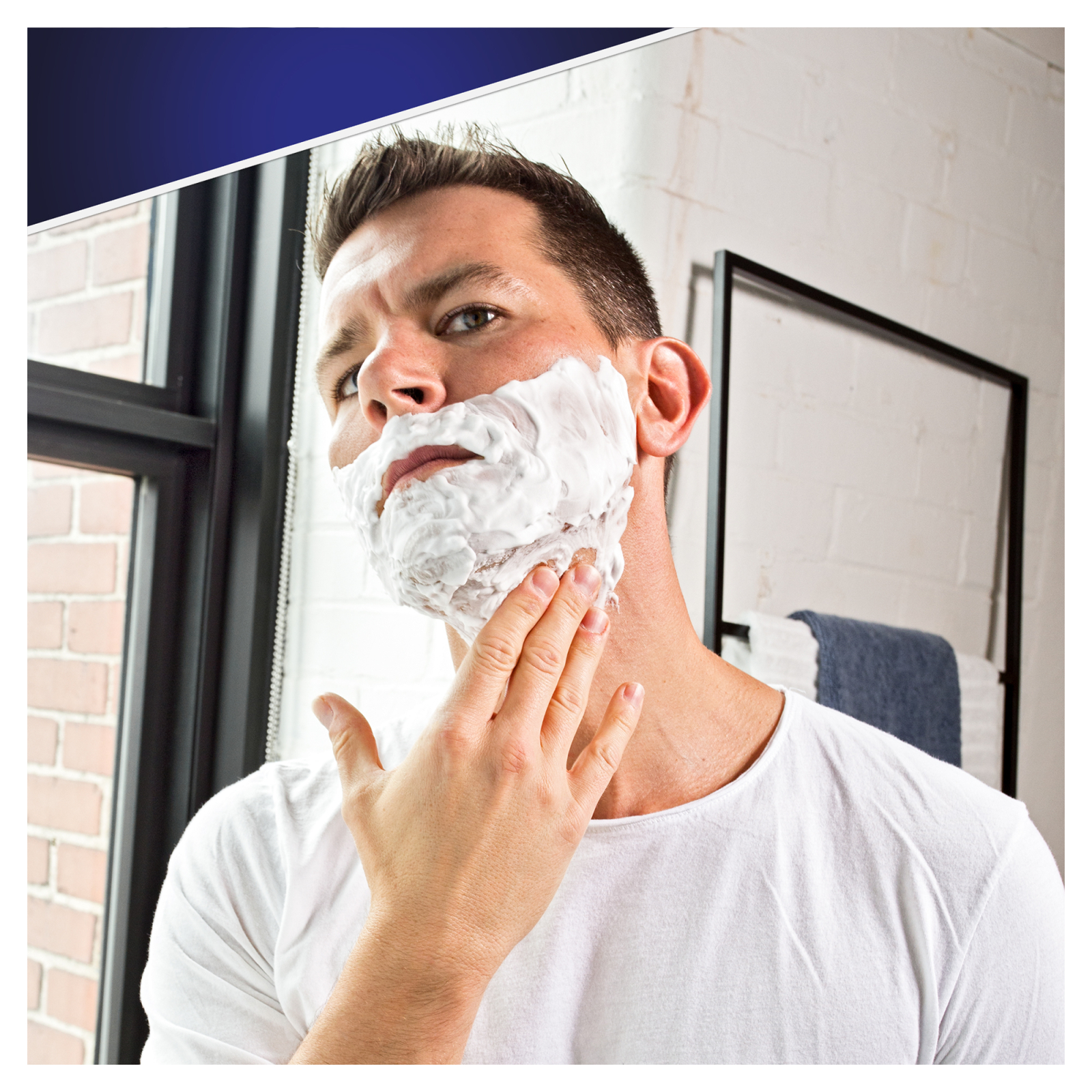 Гель для гоління Gillette Skinguard Sensitive з екстрактом алое Захист шкіри 200 мл (7702018493920) зображення 3