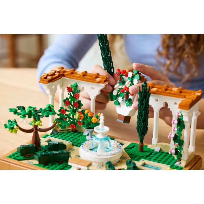 Конструктор LEGO Icons Сад фонтанів (10359) зображення 9
