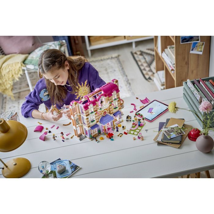 Конструктор LEGO Friends Гранд-отель в Хартлейк-Сити (42704) изображение 11