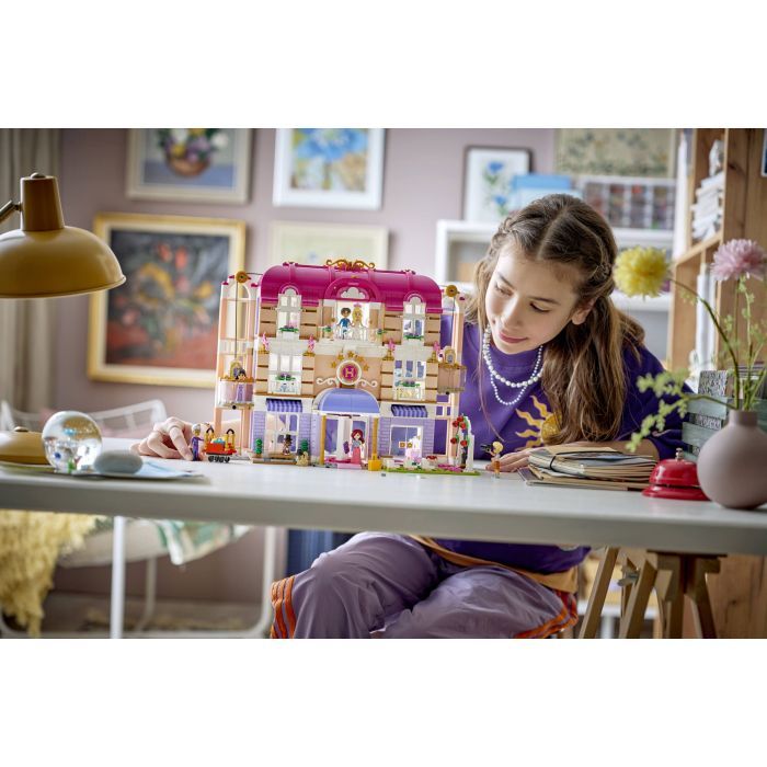 Конструктор LEGO Friends Гранд-отель в Хартлейк-Сити (42704) изображение 12