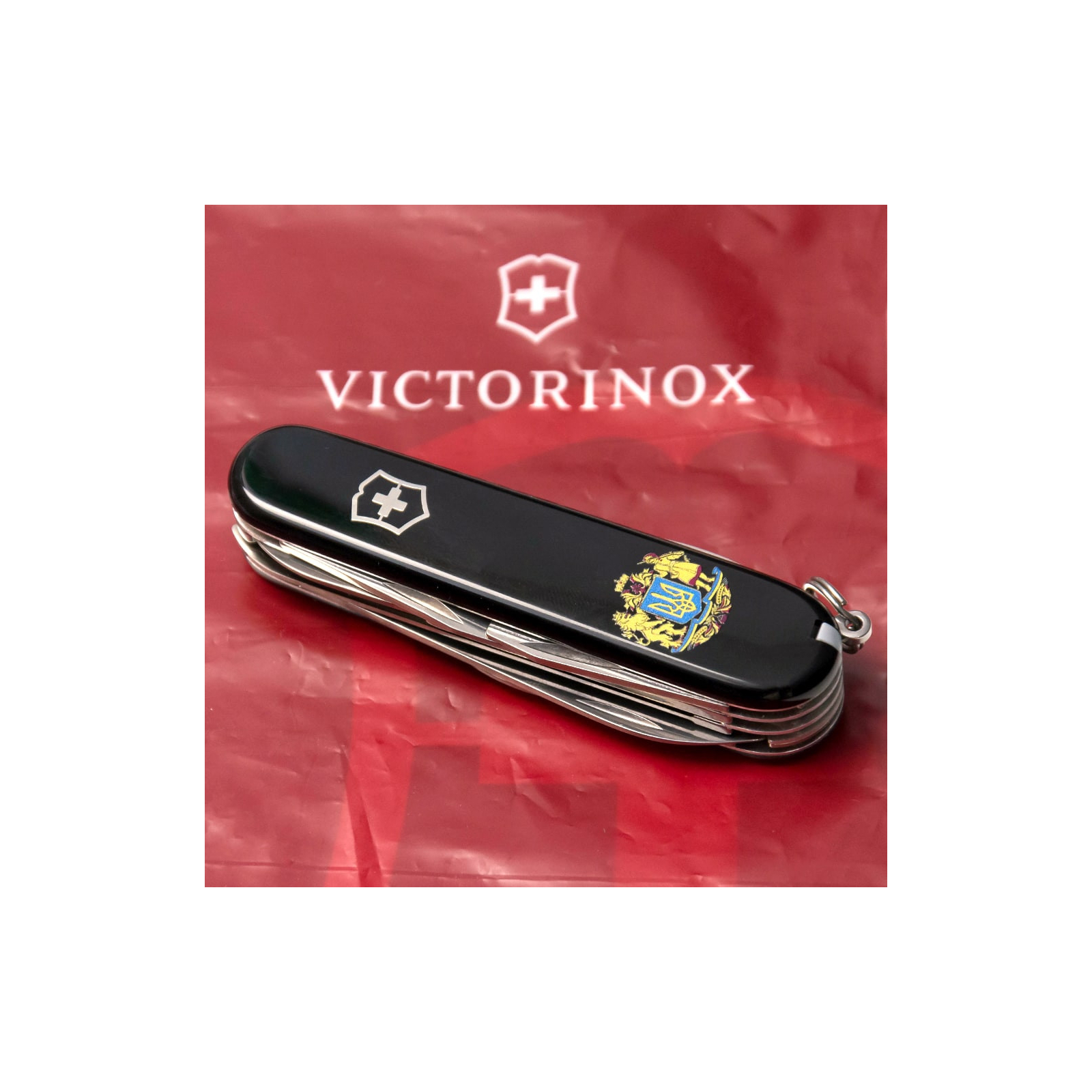 Нож Victorinox Huntsman Ukraine 91 мм Чорно-червоний (1.3713.3.1) изображение 3