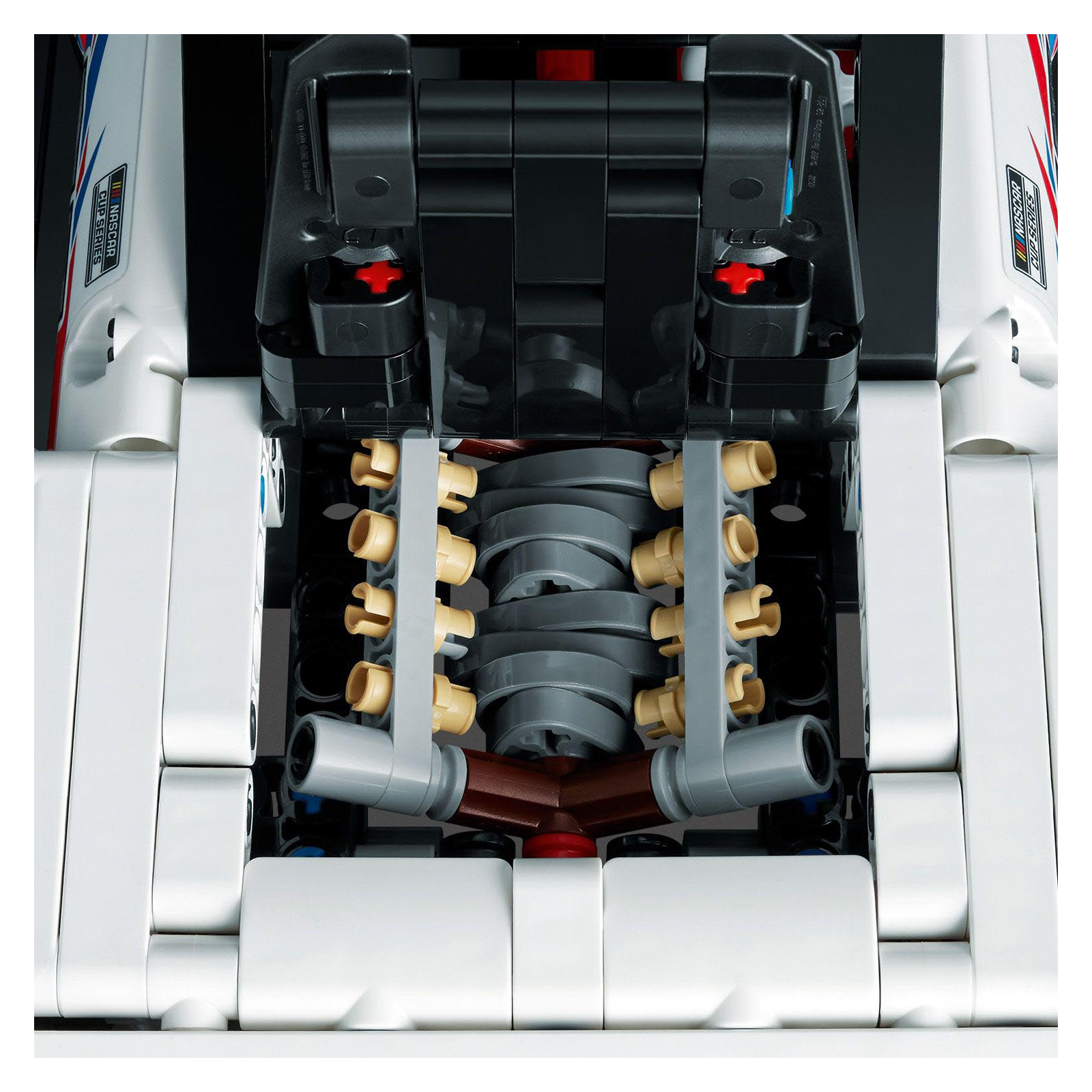 Конструктор LEGO Technic NASCAR Next Gen Chevrolet Camaro ZL1 672 детали (42153) изображение 3