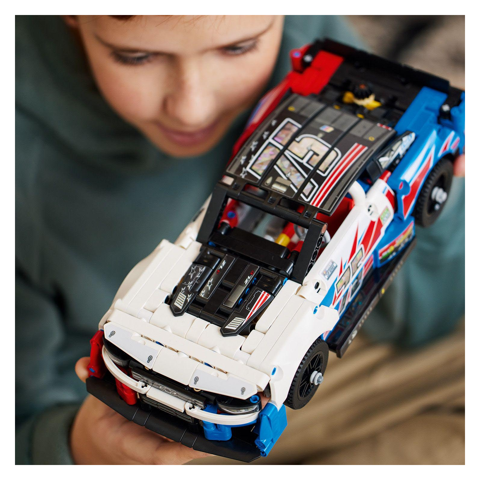 Конструктор LEGO Technic NASCAR Next Gen Chevrolet Camaro ZL1 672 детали (42153) изображение 5