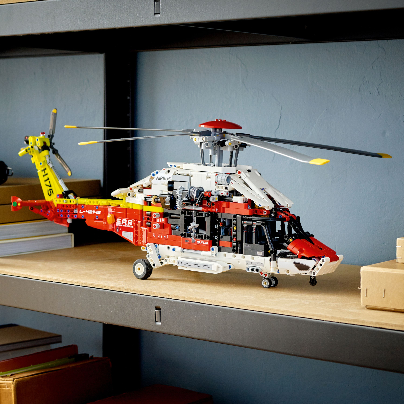 Конструктор LEGO Technic Спасательный вертолет Airbus H175 2001 деталь (42145) изображение 5