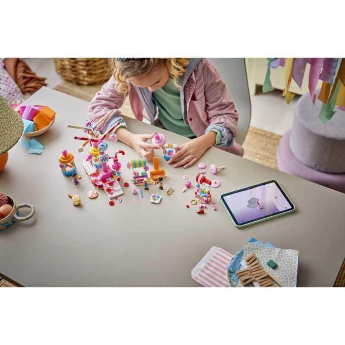 Конструктор LEGO Friends Колесо обзора с конфетами и капкейками (42700) изображение 11