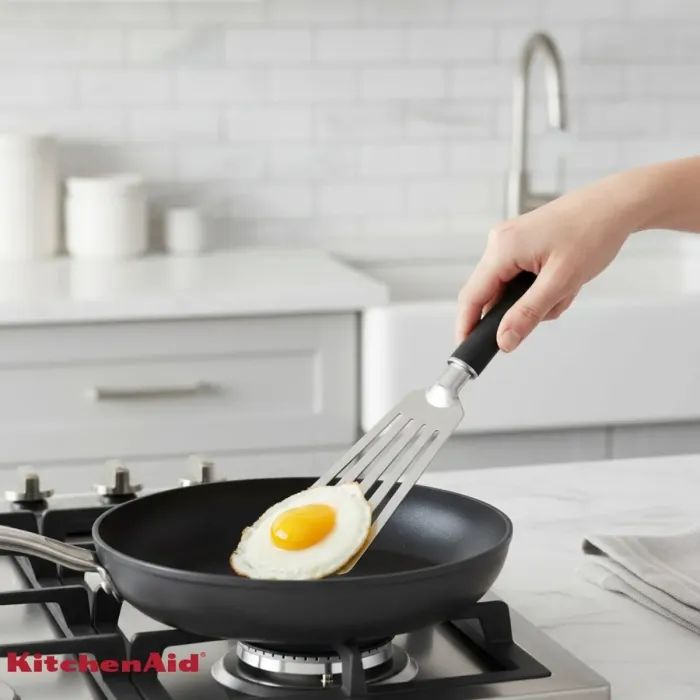 Лопатка кухонна KitchenAid Classic з прорізами 32 см чорний (KHH024OHOBEG) зображення 6