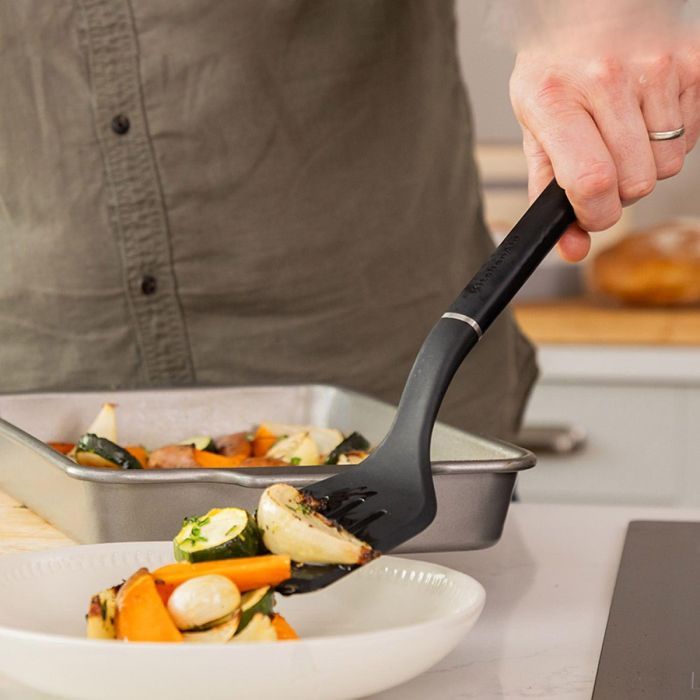 Лопатка кухонна KitchenAid Classic з прорізами 34 см чорний (KHH002OHOBEG) зображення 4