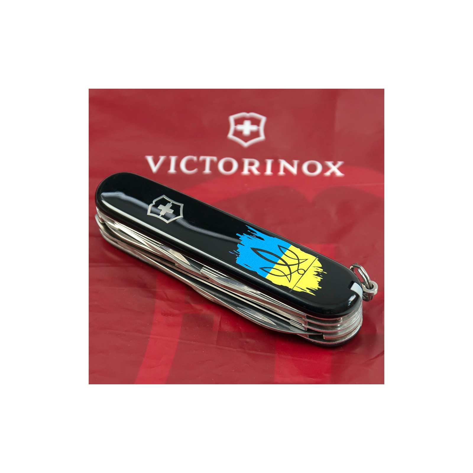 Нож Victorinox Huntsman Ukraine 91 мм Чорний Тризуб фігурний на тлі прапора (1.3713.3_T1026u) изображение 2