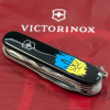 Нож Victorinox Huntsman Ukraine 91 мм Чорний Тризуб фігурний на тлі прапора (1.3713.3_T1026u) изображение 2