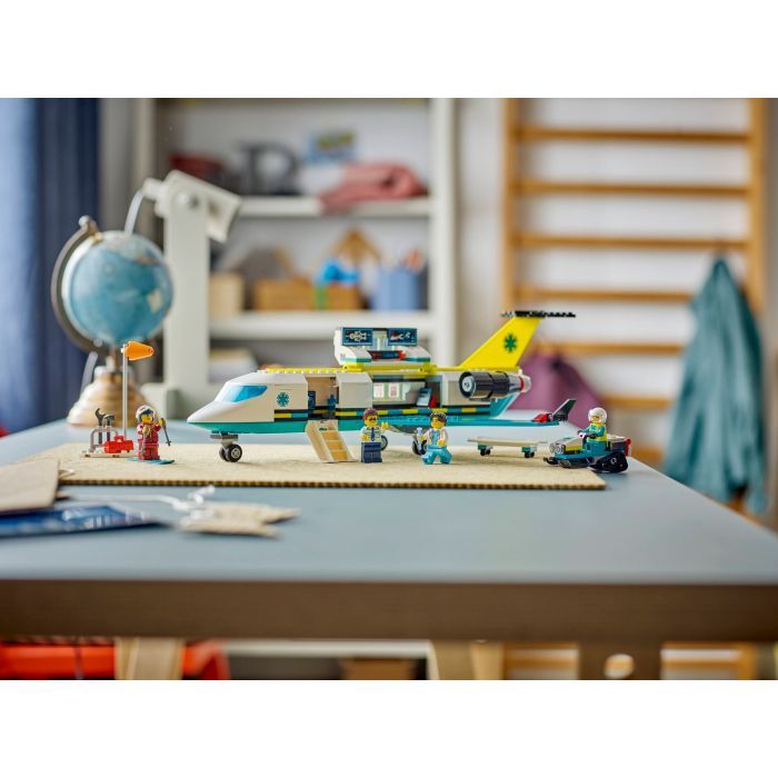 Конструктор LEGO City Самолет скорой медицинской помощи (60465) изображение 12
