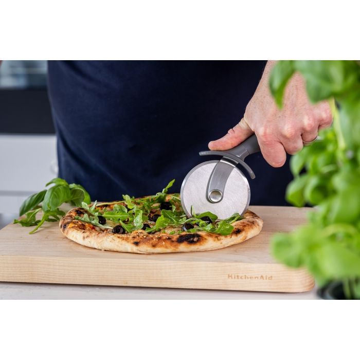 Ніж для піци KitchenAid Coreline, 22,7 см, сірий (KAS113OHCGG) зображення 9