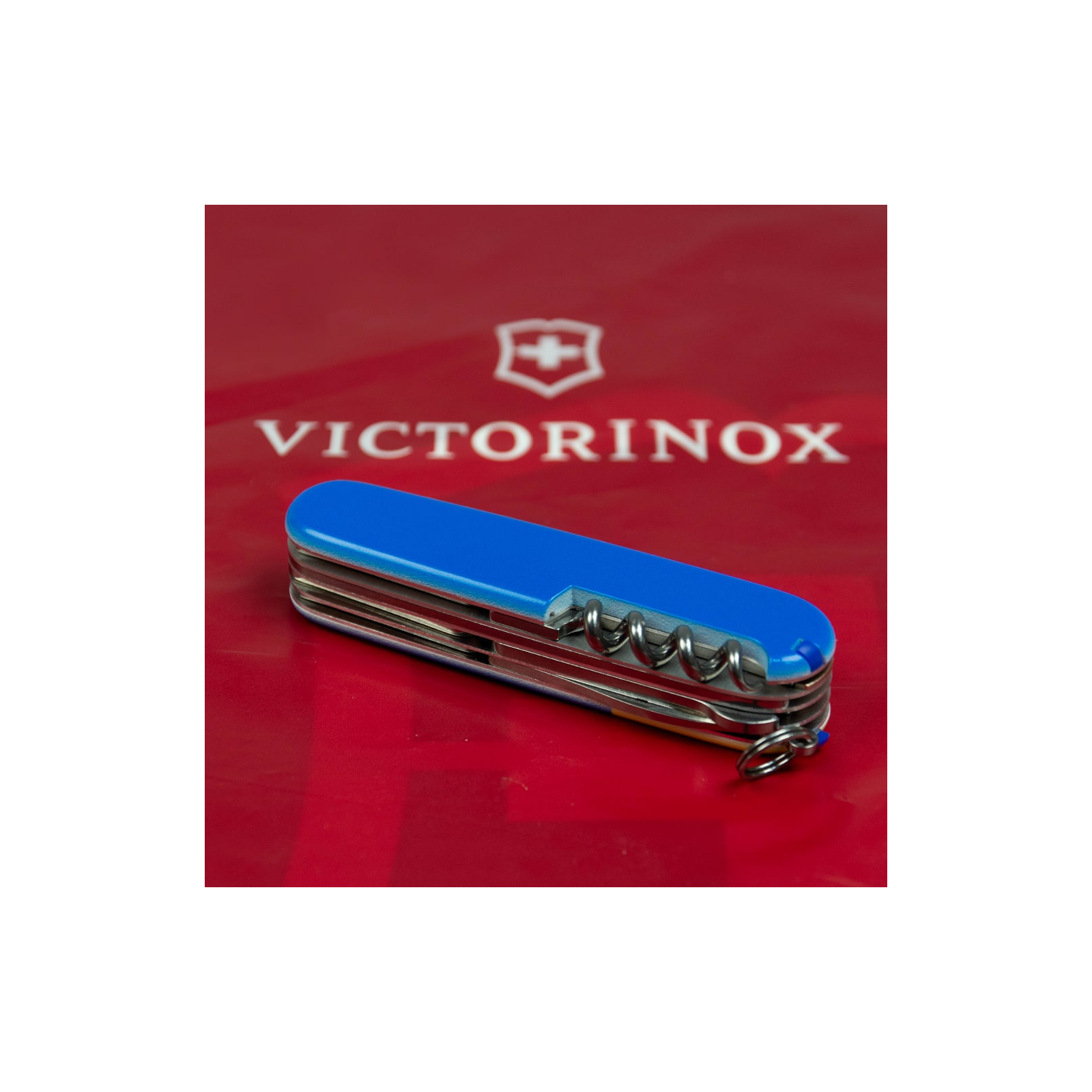 Нож Victorinox Huntsman Ukraine 91 мм Чорний Тризуб готичний білий (1.3713.3_T0630u) изображение 4