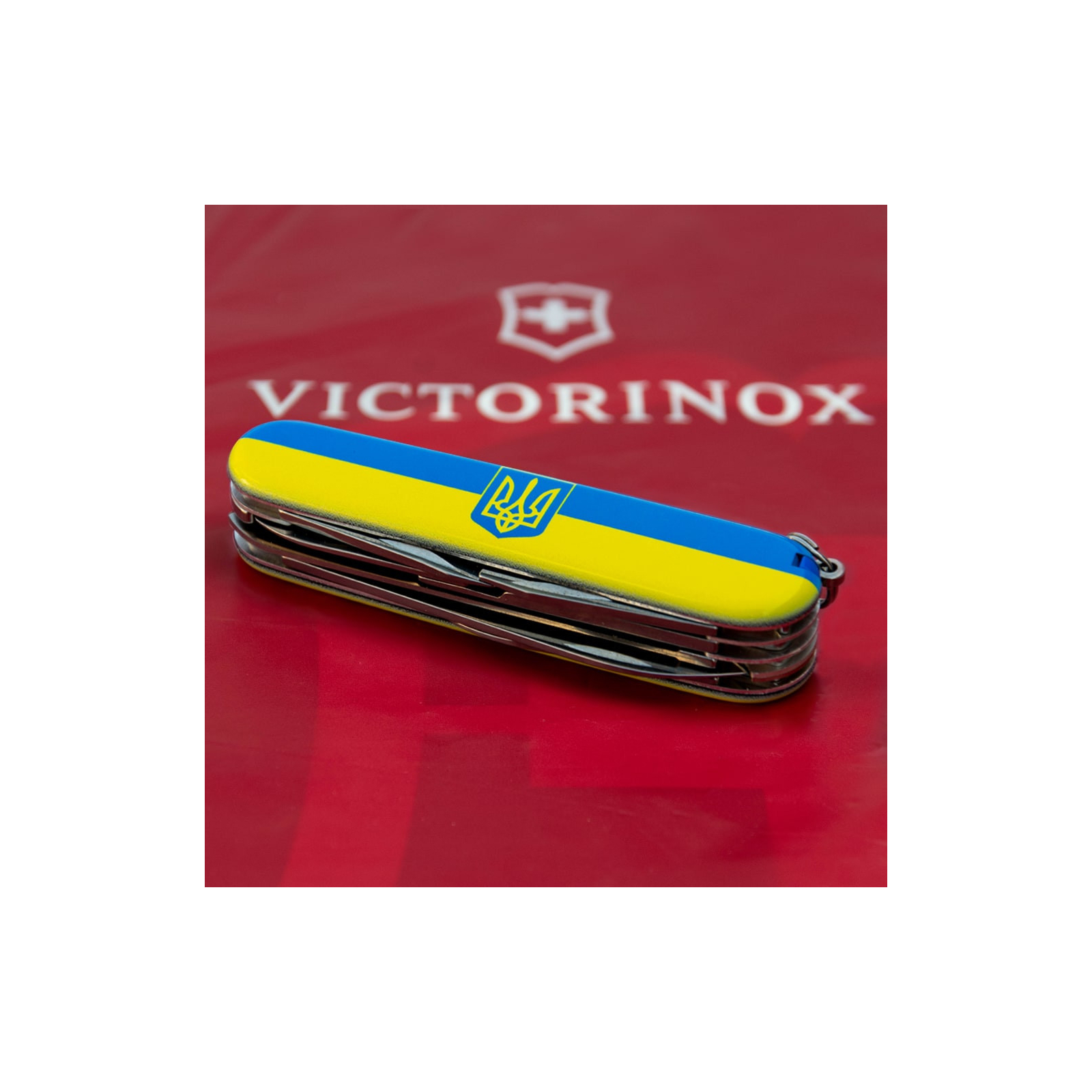 Нож Victorinox Huntsman Ukraine 91 мм Чорний Серце синьо-жовте (1.3713.3_T1090u) изображение 3