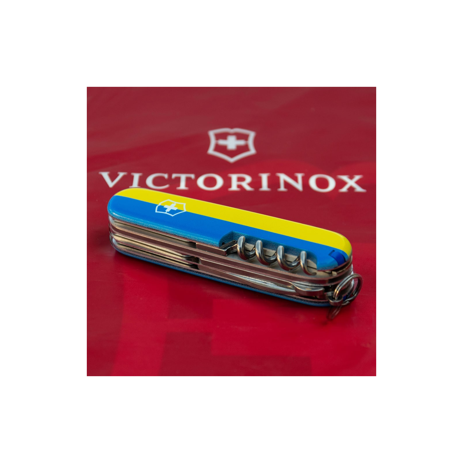 Нож Victorinox Huntsman Ukraine 91 мм Герб на прапорі горизонтальний (1.3713.3_T3040p) изображение 4