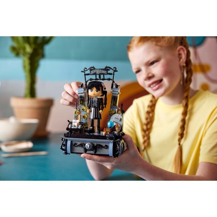 Конструктор LEGO Wednesday Фигурка Венздей Аддамс (76780) изображение 12