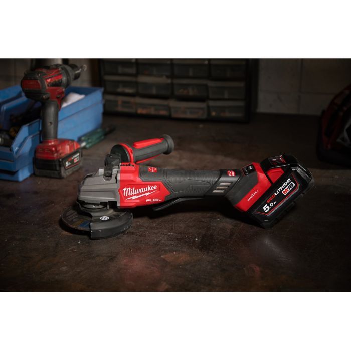 Шлифовальная машина Milwaukee M18 FSAGSVO125X-502X, 125мм, 2x5h, HDкейс (4933493553) изображение 7